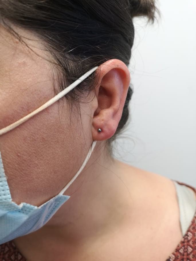 Piercing des deux lobes réalisé par Oc Piercing au salon Jolie Piqûre à Arles
