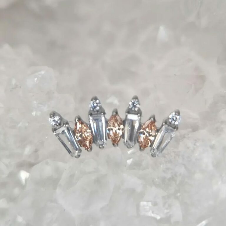 Bijou de piercing d’oreille en forme de couronne, pierres baguettes blanches et navettes champagne, disponible au salon Jolie Piqûre à Arles (couleur personnalisable)