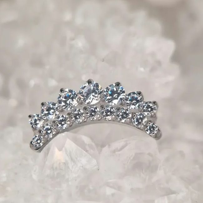 Bijou de piercing d’oreille en couronne incurvée, double rangée de zircons blancs, disponible au salon Jolie Piqûre à Arles (couleur personnalisable)