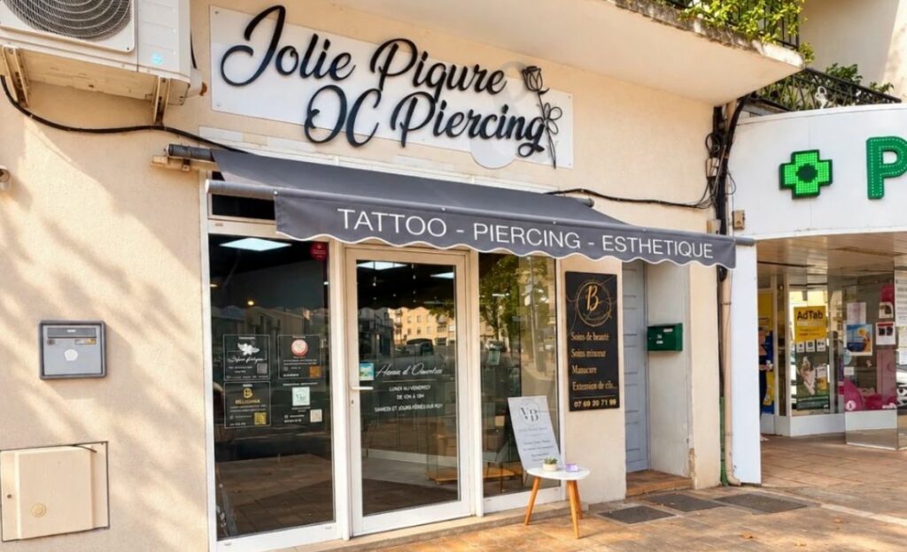 Devanture du salon de tatouage et piercing Jolie Piqûre & Oc Piercing, 16 rue de la Verrerie à Arles