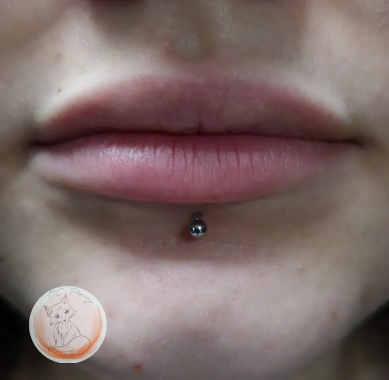 Piercing labret sous la lèvre inférieure avec bille en titane, réalisé par Oc Piercing au salon Jolie Piqûre à Arles