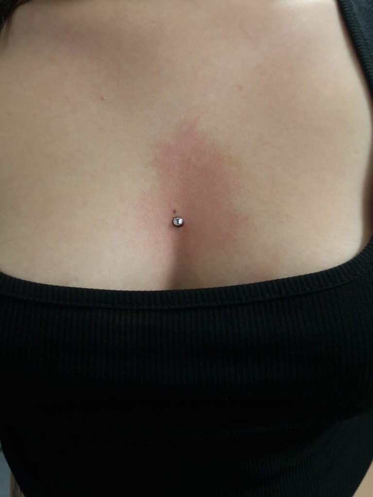 Piercing microdermal sur le sternum, petite pierre discrète, réalisé par Oc Piercing au salon Jolie Piqûre à Arles